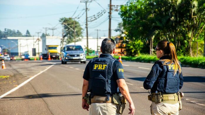 PRF officers monitoring traffic on a sunny day in Londrina, Brazil.