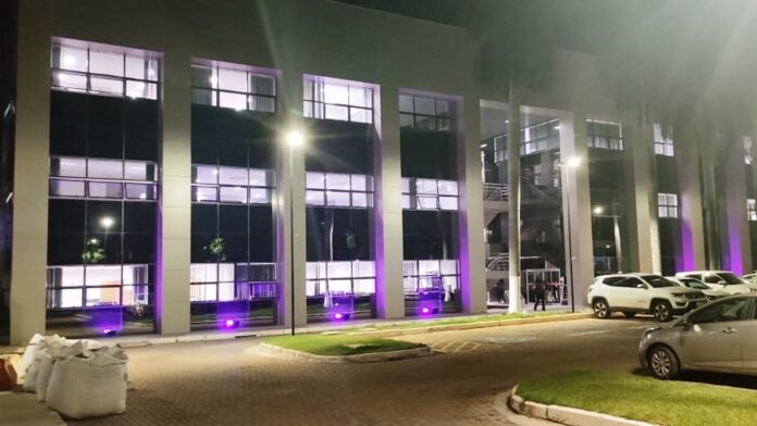 Fachada da sede do Tribunal de Justiça de Mato Grosso (TJMT), em Cuiabá (MT), foi iluminada com a cor roxa em alusão à Campan