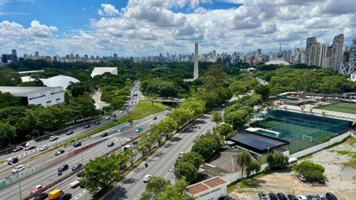 s4-5221fab44f94-1 Aerial view of Ibirapuera Park, São Paulo, showcasing greenery, roads, and city skyline.