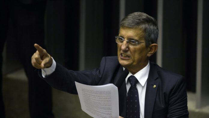 Brasília - O deputado Darcisio Perondi fala durante sessão no plenário da Câmara para votar o pedido do STF para processar, p