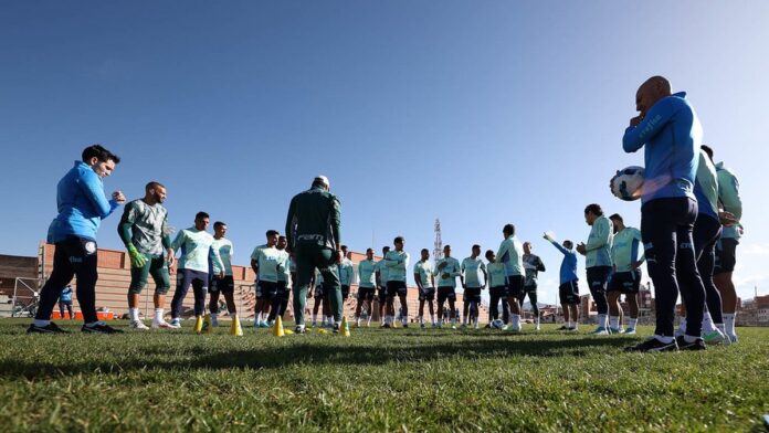O técnico Abel Ferreira, da SE Palmeiras, conversa com o elenco durante treinamento, no campo anexo ao Estádio Olímpico Pátri