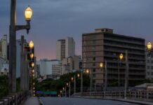 Sucessão empresarial é o foco do mercado de seguros em evento de Minas Gerais Evening view of city street and skyline in Belo Horizonte, Brazil.