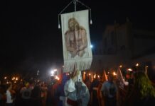 Procissão do Fogaréu ilumina ruas de pedra do centro histórico da Cidade de Goiás Goiás - Conhecidos como farricocos, devotos participam da Procissão do Fogaréu na cidade de Goiás. A cerimônia simboliza a pr