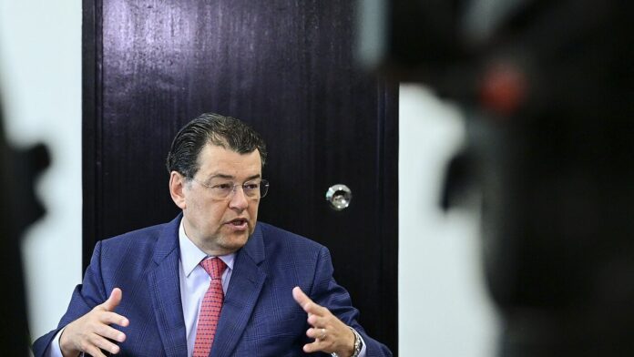 s4-5d6f38ff5cab-6 O senador Eduardo Braga (MDB-AM) concede entrevista coletiva à imprensa e detalha relatório ao Projeto de Lei Complementar 1