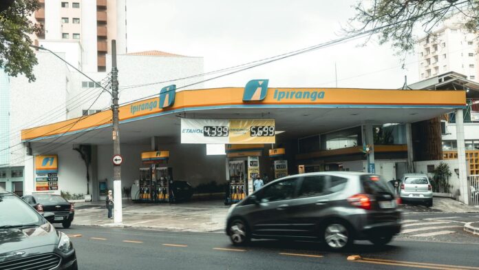 s4-5efb25aefe59 Ipiranga gas station with moving vehicles on a bustling city street.