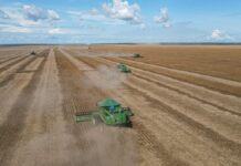 Biodiesel e geopolítica: Alckmin lança aliança e cita redução de dependência Soybean harvesters in action on a vast farm in Paragominas, Brazil, showcasing agricultural machinery.