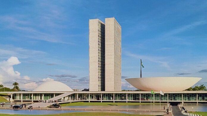 O Congresso Nacional em Brasília, projetado por Oscar Niemeyer e inaugurado em 1960, é composto por duas torres de 28 andares