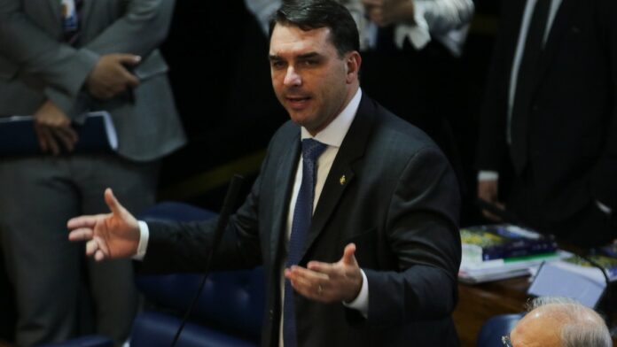 O senador Flávio Bolsonaro durante sessão do Plenário do Senado Federal sobre o PLS 163/2018-Complementar, que tem por objeti