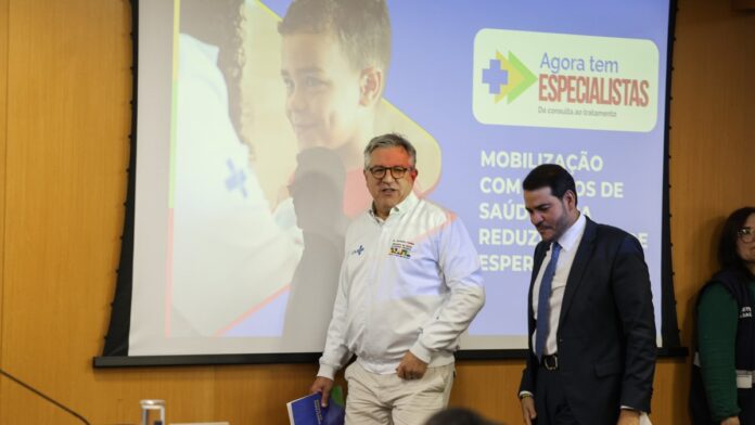 Brasília (DF), 28/07/2025 - O ministro da Saúde, Alexandre Padilha (e), e o advogado-geral da União, Jorge Messias (d), duran