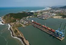 Primeiros navios movidos a amônia da Exmar iniciam nova fase do setor Aerial shot of Imbituba port showing docks, cranes, and coastline in Brazil.
