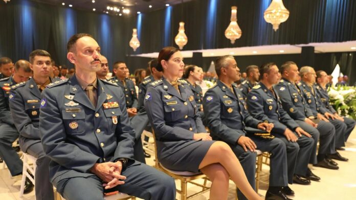 Formal military ceremony in Mato Grosso, Brazil featuring uniformed personnel.