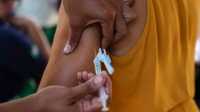 Rio de Janeiro (RJ), 10/05/2025 – Rio promove o Dia D contra a gripe e também aplica a Tríplice Viral, na Lapa, centro da cap