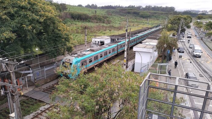 Estação Antônio João da Linha 8 Diamante, São Paulo, Brasil, com trem indo para Júlio Prestes