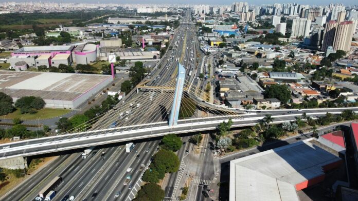 s4-790b818fb2e8 Aerial view of highway and infrastructure in Guarulhos, São Paulo, Brazil.