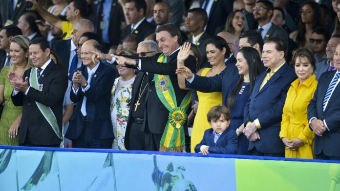 O presidente acompanha a apresentação ao lado da primeira-dama Michelle, dos filhos, além de diversos ministros e autoridades