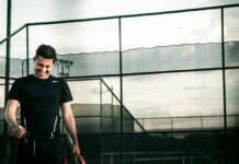 Tenista João Fonseca avança às oitavas de final do Masters 1000 de Monte Carlo A happy tennis player smiles while holding a racket on an outdoor court.