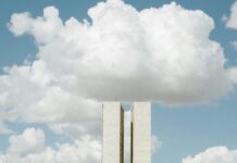ANP terá nova Taxa de Fiscalização e Serviços após aprovação na Câmara View of the National Congress in Brasília with impressive cloud formations in the sky.