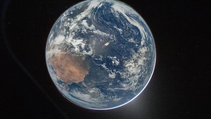 s4-8835b7714c6a-53 A view of Earth taken by NASA astronaut and Artemis II Commander Reid Wiseman from of the Orion spacecraft's window after com