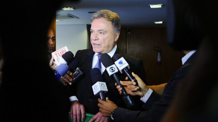 s4-8aeb16c19a84 Um dia após a votação do impeachment, o senador Alvaro Dias (PV-PR) anunciou a decisão do seu partido de recorrer ao Supremo