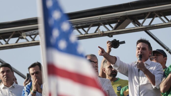 Brasília (DF), 07/10/2025 – Senador Flávio Bolsonaro fapa para aliados do ex-presidente Jair Bolsonaro (PL) durante caminhada