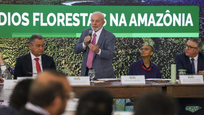 s4-915263baf249 Brasília (DF) 09/04/2024 O presidente Luiz Inácio Lula da Silva, acompanhado da ministra do Meio Ambiente, Marina Silva, e do