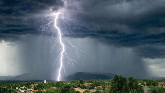 s4-92a92dacfdb2-14 Intense lightning strike during storm over Palmas, Tocantins, captured with vivid details and dramatic skies.