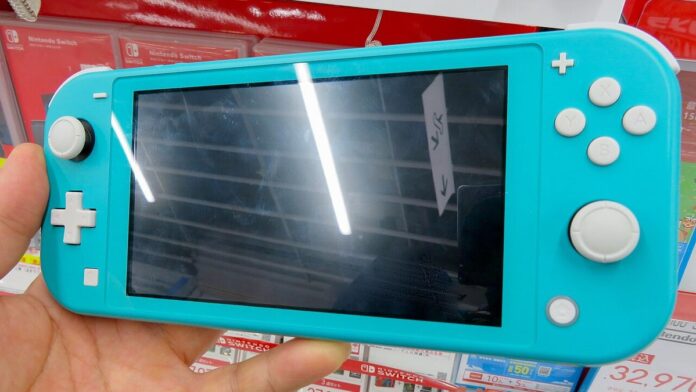 任天堂の携帯ゲーム機「Nintendo Switch Lite」（ターコイズ色モデル）。