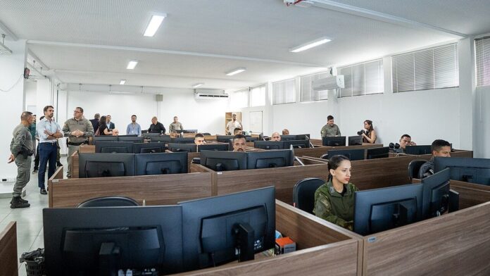 PORTO ALEGRE, RS – 12.01.2026 – O governador Eduardo Leite visitou o Centro de Comando da Brigada Militar (COPOM), em Porto A