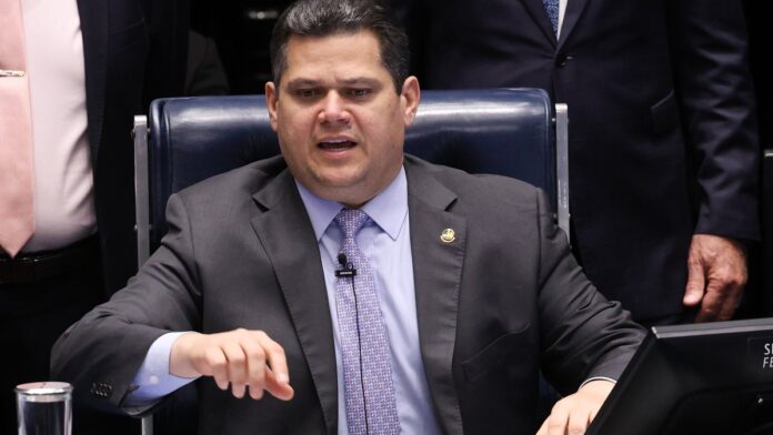 Brasília 02/12/2025 -O presidente do Senado, Davi Alcolumbre, informou ao Plenário que determinou o cancelamento do calendár