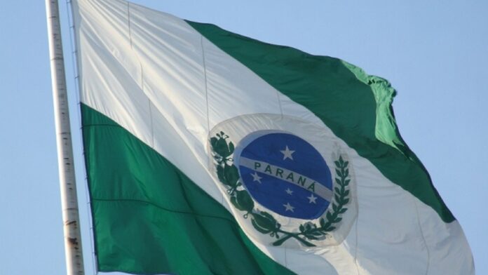 Flag of Brazilian state of Paraná hoisted at the Iguaçu Palace, in Curitiba, Paraná, Brazil.