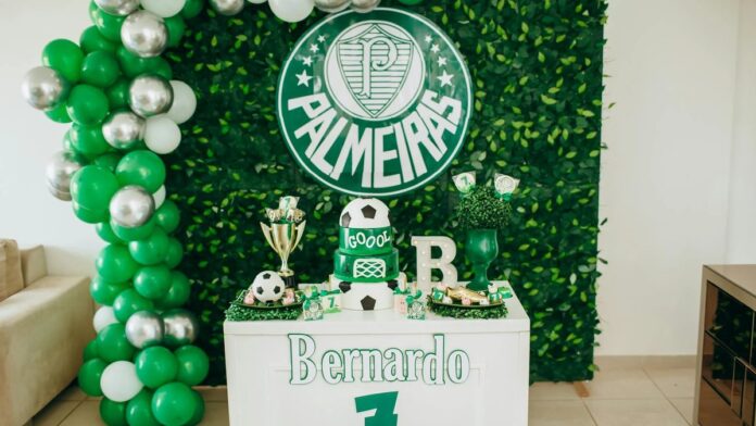 s4-9f209002932f-10 Vibrant football-themed birthday party setup with Palmeiras decorations and cake.