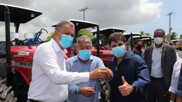 Com os apoios do deputado federal Ronaldo Carletto para a assinatura do convênio entre o Estado e o Município de Itacaré para