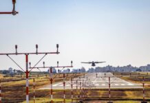 Combustível e-SAF na Europa impulsiona empregos e serve de alerta comercial para o Brasil An airplane lands on the runway at Londrina Airport, Brazil, with cityscape in background.