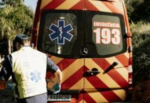 Enchente no Acre faz governo decretar emergência em seis cidades atingidas Emergency responder near a Brazilian ambulance with emergency number 193.