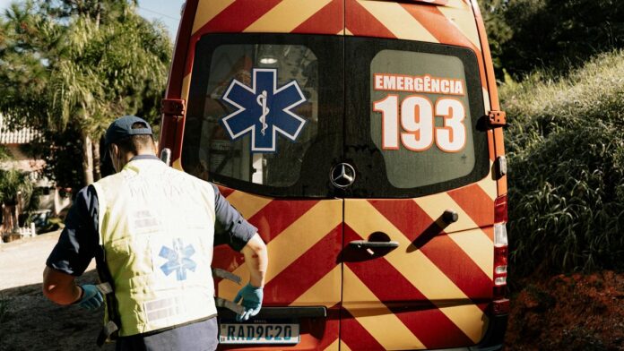 Emergency responder near a Brazilian ambulance with emergency number 193.