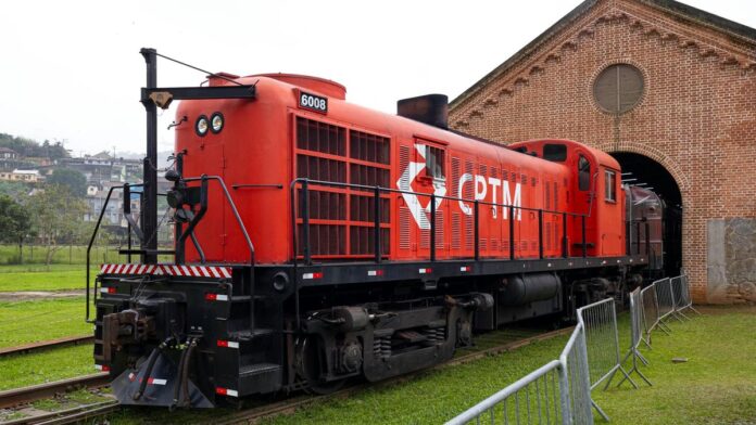 A red CPTM train at the Paranapiacaba station in São Paulo, Brazil.