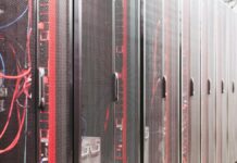 Data centers na Geórgia: projetos para proteger consumidores fracassam System with various wires managing access to centralized resource of server in data center