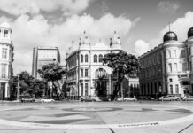 Desabamento de casarão no Recife deixa dois mortos em meio a chuvas Black and white view of historic buildings at Marco Zero Square, Recife, Brazil, showcasing classic architecture.