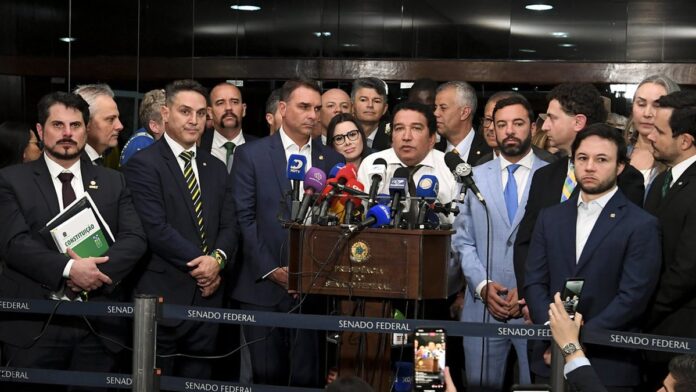Senadores e deputados de oposição concedem entrevista coletiva para falar sobre protocolo do pedido de abertura de processo d