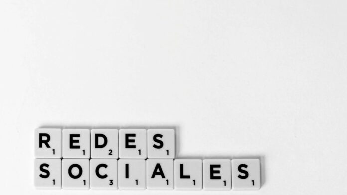 s4-d6d20d1004c0-1 Scrabble tiles spelling 'Redes Sociales' illustrating a social media concept on a white background.
