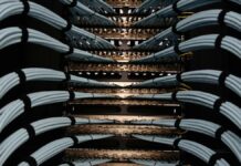 Redes de cobre: FCC acelera desativação nos EUA; entenda reflexos no Brasil Organized network server cables for efficient data management.