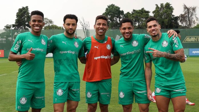 Os jogadores Estêvão, Felipe Anderson, Marcos Rocha, Vitor Roque e Paulinho (E/D), da SE Palmeiras, durante treinamento, na A