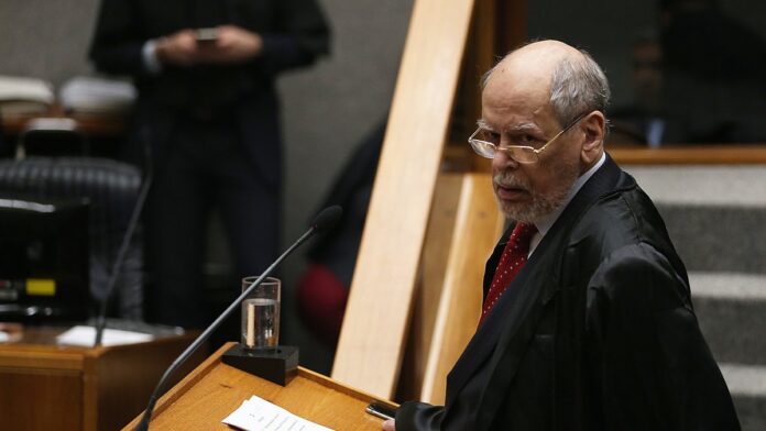 Brasília - O advogado do ex-presidente Luiz Inácio Lula da Silva, Sepúlveda Pertence, durante sessão no STJ para julgar o ped