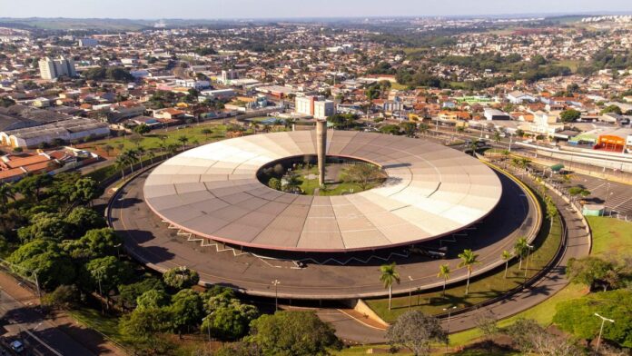 Aerial shot of the Londrina bus terminal with cityscape background, highlighting modern architecture.