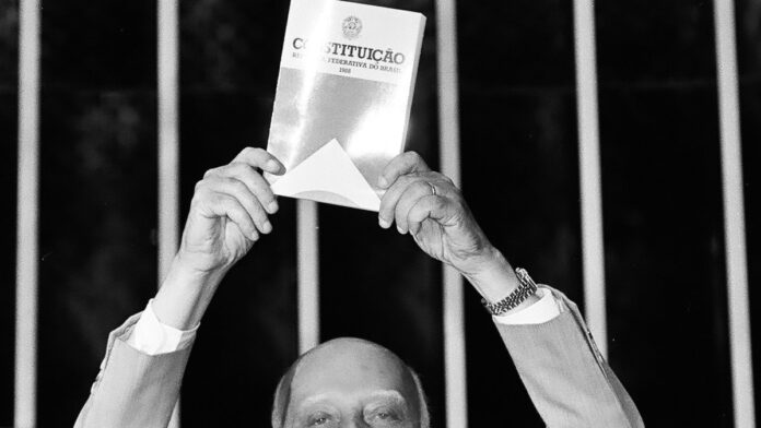 “Declaro promulgado o documento da liberdade, da democracia e da justiça social do Brasil”, disse o então presidente da Assem