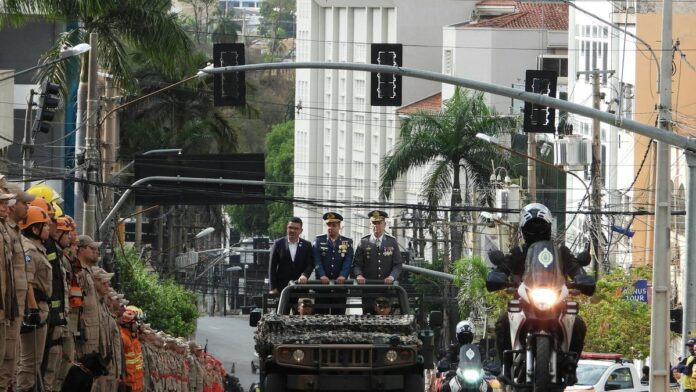 s4-e19eeea2f3da-2 A military and firefighter parade in a city street, showcasing emergency response coordination in Brasil.