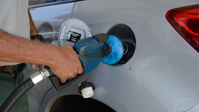 Preços da gasolina e do diesel caem nas refinarias