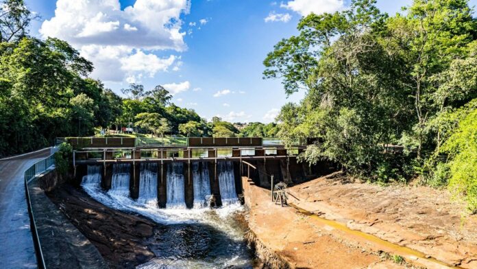 s4-e484307fb441 Scenic aerial view of a weir surrounded by lush greenery in Londrina, Paraná, Brazil.