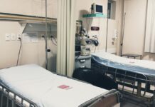 Previsibilidade na saúde suplementar é pilar para o equilíbrio do setor An empty hospital room equipped with two beds, monitoring equipment, and ambient lighting.