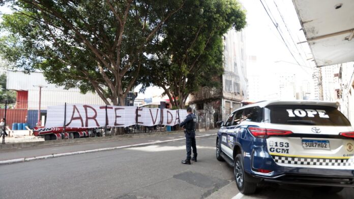 s4-ee456e1c41d5-1 São Paulo (SP), 20/08/2025 - Viatura da Polícia Militar em frente ao Teatro de Contêiner no centro de São Paulo, que teve ord